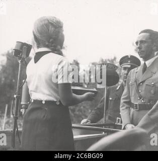 Goebbels mit Kind Heinrich Hoffmann fotografiert 1934 Adolf Hitlers offizieller Fotograf und ein Nazi-Politiker und Verleger, der Mitglied des intime Kreises Hitlers war. Stockfoto