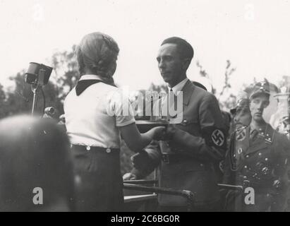 Goebbels mit Kind Heinrich Hoffmann fotografiert 1934 Adolf Hitlers offizieller Fotograf und ein Nazi-Politiker und Verleger, der Mitglied des intime Kreises Hitlers war. Stockfoto