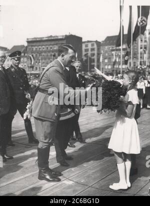 Grundsteinlegung für das neue Reichsbankgebäude in Berlin Heinrich Hoffmann fotografiert 1934 Adolf Hitlers offizieller Fotograf und ein Nazi-Politiker und Verleger, der Mitglied des innigen Hitlerkreises war. Stockfoto