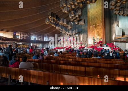 Mexikaner, die sich auf eine Morgenmesse in der Basilika unserer Lieben Frau von Guadalupe in Mexiko-Stadt vorbereiten Stockfoto