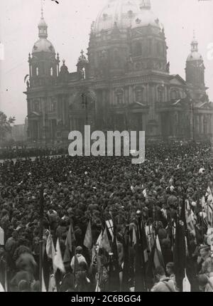 Jugendtreffen im Berliner Lustgarten Heinrich Hoffmann fotografiert 1934 Adolf Hitlers offizieller Fotograf und ein Nazi-Politiker und Verleger, der Mitglied des intime Zirkels Hitlers war. Stockfoto