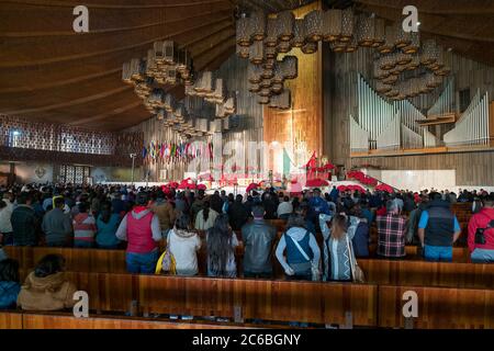 Mexikaner bei einer Morgenmesse in der Basilika unserer Lieben Frau von Guadalupe in Mexiko-Stadt Stockfoto