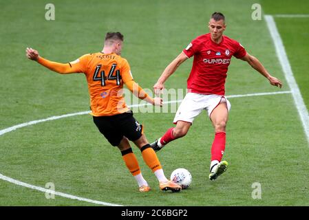 James Scott von Hull City (links) und Filip Benkovic von Bristol City kämpfen während des Sky Bet Championship-Spiels am Ashton Gate in Bristol um den Ball. Stockfoto