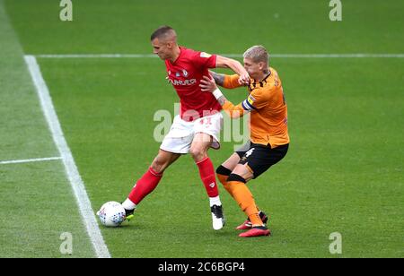 Filip Benkovic (links) von Bristol City und Jordy de Wijs von Hull City kämpfen während des Sky Bet Championship-Spiels am Ashton Gate in Bristol um den Ball. Stockfoto