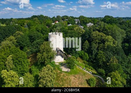 Kazimierz Dolny, Polen. Luftaufnahme des Turms der Burg in Kazimierz Dolny an der Weichsel, beliebtes Touristenziel in Polen. Vogelperspektive Stockfoto