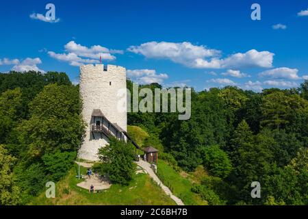 Kazimierz Dolny, Polen. Luftaufnahme des Turms der Burg in Kazimierz Dolny an der Weichsel, beliebtes Touristenziel in Polen. Vogelperspektive Stockfoto