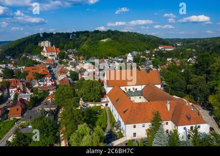 Kazimierz Dolny, Polen. Luftaufnahme der Altstadt. Kazimierz Dolny ist ein beliebtes Touristenziel in Polen. Vogelperspektive. Stockfoto