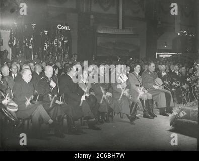 Eröffnung der Automobilausstellung Berlin - Huehnlein, Eltz-Ruebenach, Langers, Goebbeis, Goering, Hitler Heinrich Hoffmann Fotografien 1934 Adolf Hitlers offizieller Fotograf und ein Nazi-Politiker und Verleger, der Mitglied des intime Zirkels Hitlers war. Stockfoto