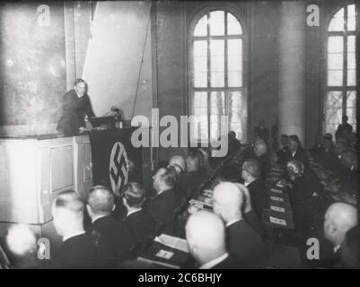 Massenkundgebung im Berliner Sportpalast - spricht Heinrich Hoffmann fotografiert 1934 Adolf Hitlers offizieller Fotograf und ein Nazi-Politiker und Verleger, der Mitglied des intime Zirkels Hitlers war. Stockfoto