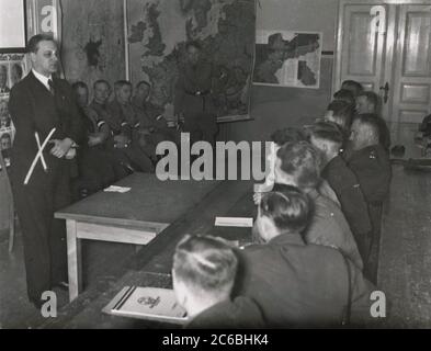 Reichsleiter Rosenberg spricht zu Hitler Jugendführer Heinrich Hoffmann fotografiert 1934 Adolf Hitlers offizieller Fotograf und ein Nazi-Politiker und Verleger, der Mitglied des intime Zirkels Hitlers war. Stockfoto