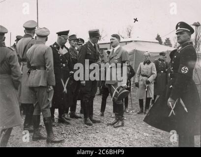 Himmler, Hitler, Sepp Dietrich Heinrich Hoffmann fotografiert 1934 Adolf Hitlers offizieller Fotograf und ein Nazi-Politiker und Verleger, der Mitglied des intimen Hitlerkreises war. Stockfoto