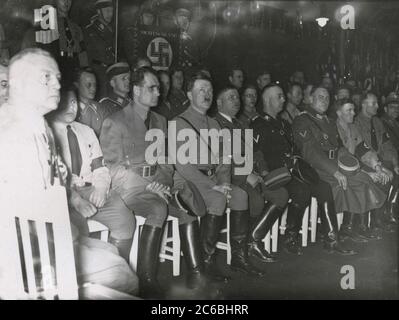 Feier des 9. November in München - Wegner, A., Hess, Hitler, Roehm, Heinrich Hoffmann Fotografien 1934 Adolf Hitlers offizieller Fotograf und ein Nazi-Politiker und Verleger, der Mitglied des intime Zirkels Hitlers war. Stockfoto