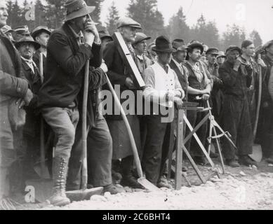 Hitler bei der Eröffnung der Bauarbeiten an der Reichsautobahn München-Lamers, Hitler, Ley, Goebbels, Amann, Dr.Todt, Heinrich Hoffmann Fotografien 1934 Adolf Hitlers offizieller Fotograf und ein Nazi-Politiker und Verleger, der Mitglied des intime Hitlerkreises war. Stockfoto