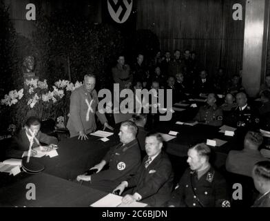 Konferenz mit Goebbels, Ley, Hess, etc. Heinrich Hoffmann fotografiert 1934 Adolf Hitlers offizieller Fotograf und ein Nazi-Politiker und Verleger, der Mitglied des intime Zirkels Hitlers war. Stockfoto