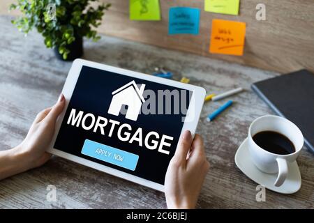 Hypothek Online-Antragsformular auf dem Bildschirm des Geräts. Geschäfts- und Finanzkonzept Stockfoto