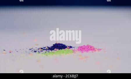 Bild mit farbigem Pulver auf einem Stück Papier Nachdem ein Bleistift geschärft wurde Stockfoto
