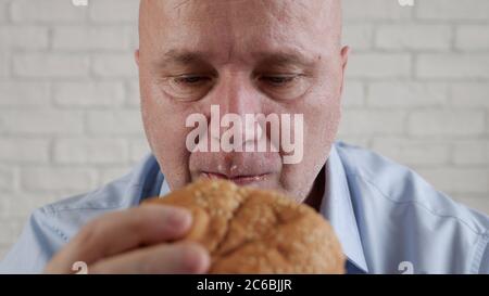 Hungerte Person essen einen leckeren Hamburger, genießen Sie einen köstlichen Snack in einem Fast Food Restaurant Stockfoto