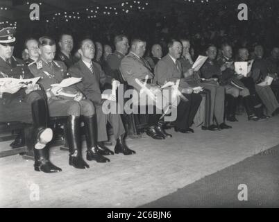 - Hitler und Roehm Heinrich Hoffmann fotografiert 1934 Adolf Hitlers offizieller Fotograf und ein Nazi-Politiker und Verleger, der Mitglied des intime Zirkels Hitlers war. Stockfoto