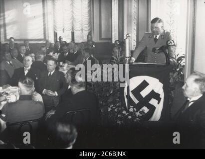 Roehm spricht Heinrich Hoffmann fotografiert 1934 Adolf Hitlers offizieller Fotograf und ein Nazi-Politiker und Verleger, der Mitglied des intimen Hitlerkreises war. Stockfoto