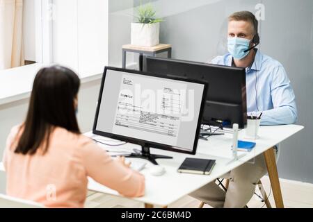 Callcenter-Kundendienstmitarbeiter Mit Gesichtsmasken Stockfoto