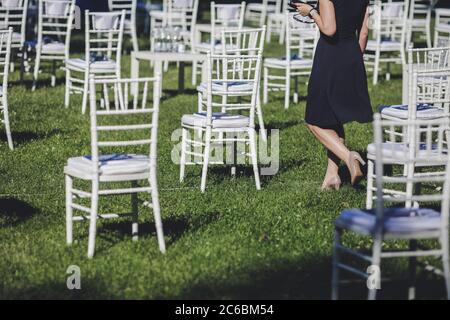 Abstand zwischen Stühlen bei einem Gartenevent zur sozialen Distanzierung während des Covid-19-Ausbruchs. Stockfoto