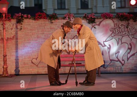 Krakau / Polen - 6. Juli 2019: Straßenaufführung mit dem Titel Chick-Stick gespielt vom Akt Theater während des jährlichen Straßentheaterfestivals in Krakau, Juli 2019 Stockfoto