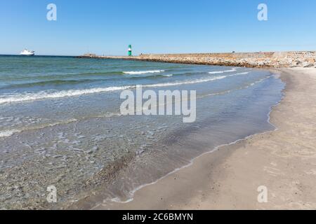 Ostseeküste in Warnemünde, Deutschland an einem Sommertag Stockfoto