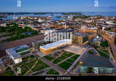 Helsinki, Finnland - 31. Mai 2020: Luftaufnahme der brandneuen Bibliothek Oodi im Zentrum von Helsinki am Sommerabend. Stockfoto