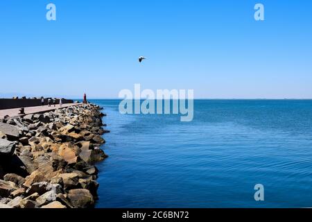 Ein Pier führt in den Ozean. Stockfoto