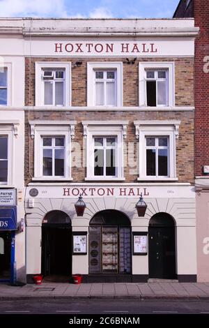 Viktorianische Gebäudefassade von denkmalgeschützter Hoxton Hall Performance Arts Theater & Community Centre in Hoxton, Shoreditch, London. Stockfoto