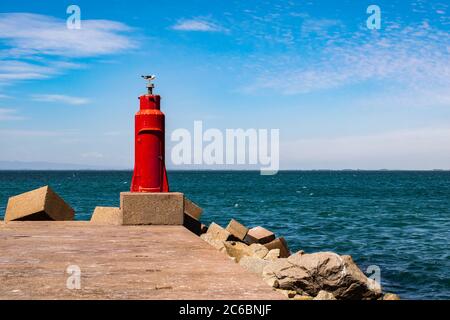 Ein Pier führt in den Ozean. Stockfoto