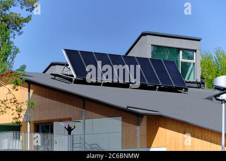 Sonnenkollektoren auf dem Dach eines Privathauses Stockfoto
