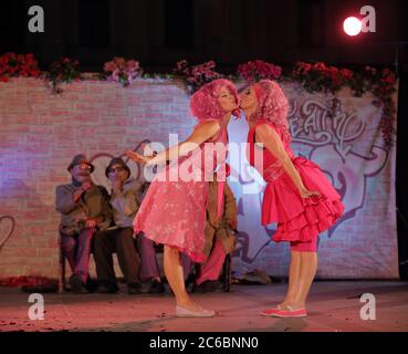 Krakau / Polen - 6. Juli 2019: Straßenaufführung mit dem Titel Chick-Stick gespielt vom Akt Theater während des jährlichen Straßentheaterfestivals in Krakau, Juli 2019 Stockfoto