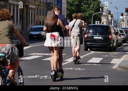 Mailand, Italien. Juli 2020. Nach der Sperre verändert sich die Mobilität der Stadt, die Menschen in der Stadt reisen mit neuen Verkehrsmitteln: Elektrofahrräder, Roller und Schlittschuhe in Mailand, Italien am 7. Juli 2020. (Foto: Luca Ponti/Pacifc Press) Quelle: SIPA USA/Alamy Live News Stockfoto