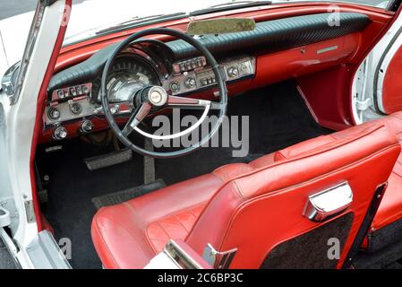 1962 Chrysler Newport Cabrio rot innen und Armaturenbrett Stockfoto