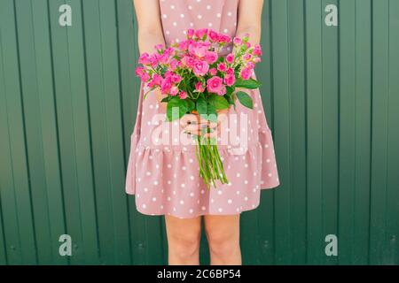Mädchen Hände halten schöne Bouquet von rosa Rosen Stockfoto