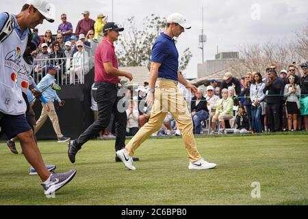 Rory McIlroy und Christiaan Bezuidenhout Walking Pass Fans während der Arnold Palmer Invitational Final Round 2020 im Bay Hill Club in Orlando Florida Stockfoto