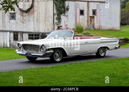 Weiß 1962 Chrysler Newport Cabrio oben unten mit roten Innenraum und Drahträder Stockfoto