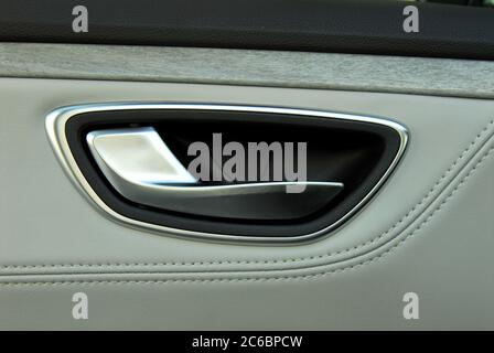 Griff zum Öffnen der Tür in einem Luxusauto Stockfoto
