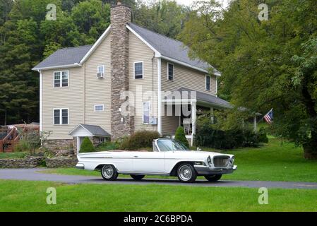 Weiß 1962 Chrysler Newport Cabriolet mit Top-Down, nach rechts, in Land Auffahrt Stockfoto