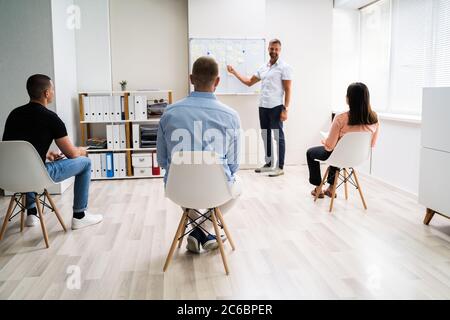 Geschäftsteam-Meeting Oder -Präsentation Mit Sozialer Distanz Stockfoto