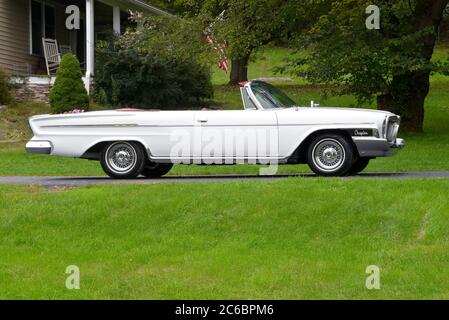 Weiß 1962 Chrysler Newport Cabriolet mit Top-Down, nach rechts, in Land Auffahrt Stockfoto