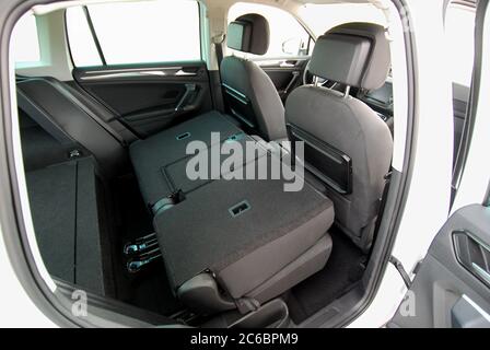 Gefaltete Rücksitz des Autos, nach unten Rücksitze eines modernen Pkw Stockfoto