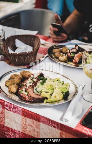 Traditionelle portugiesische gegrillte Kraken, gekochte Kartoffeln und Kohl im Café Stockfoto