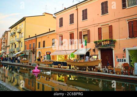 Blick auf Comacchio, originelles und faszinierendes mittelalterliches Dorf namens Little Venice in der Provinz Ferrara in Italien Stockfoto