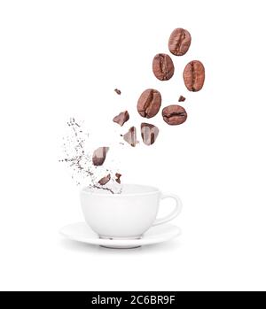 Weiße Keramikbecher, Tasse mit Spritzern von flüssigem Kaffee und Kaffeebohnen, isoliert Stockfoto