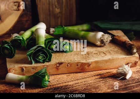 Frischer grüner Lauch auf Schneidebrett Stockfoto