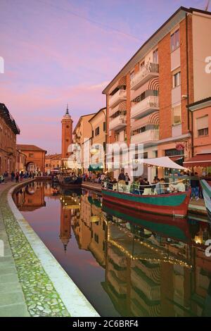 Blick auf Comacchio, originelles und faszinierendes mittelalterliches Dorf namens Little Venice in der Provinz Ferrara in Italien Stockfoto