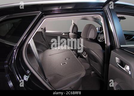 Gefalteter Rücksitz des Fahrzeugs. Rücksitze in einem modernen Pkw. Stockfoto