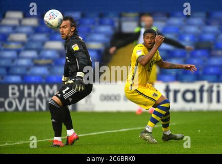 Swansea Citys Rhian Brewster (rechts) reagiert, als Birmingham City Torwart Lee Camp während des Sky Bet Championship Spiels im St. Andrew's Billion Trophy Stadium, Birmingham, aufschaut. Stockfoto